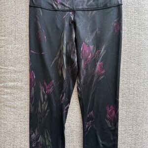 lululemon athletica Black Floral capri Leggings size 8